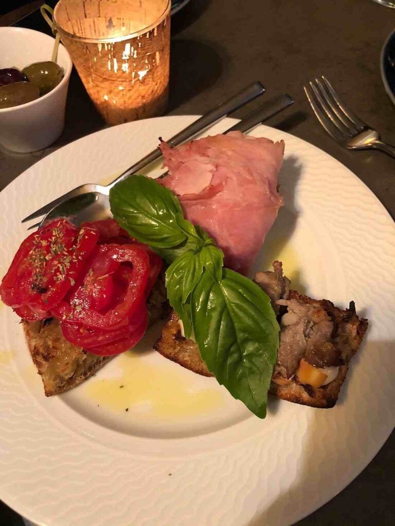 Chez Pippo Restaurant in Paris Near the Eiffel Tower