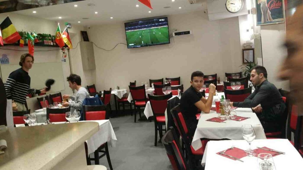 Italien La Gourmandise Restaurant in Paris Near the Eiffel Tower