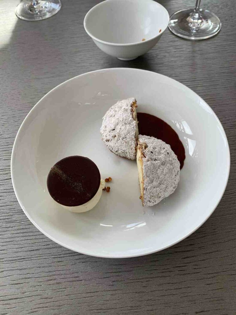Le Jules Verne Restaurant in Paris Near Eiffel Tower