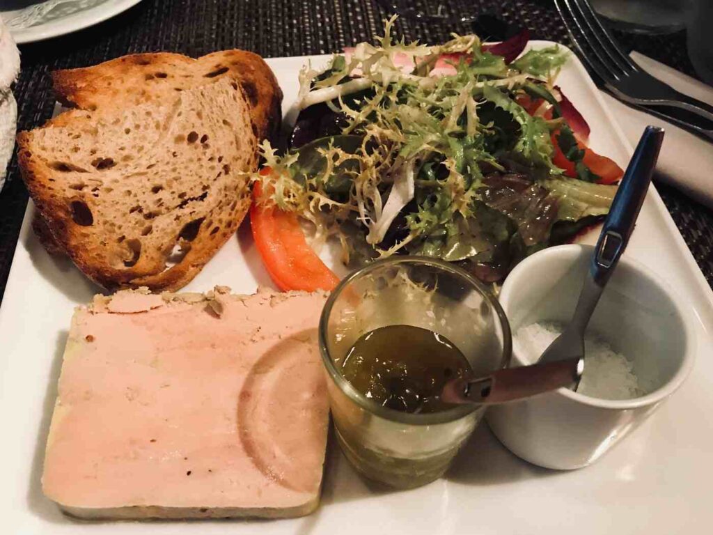 Le P’tit Troquet Restaurant in Paris Near the Eiffel Tower